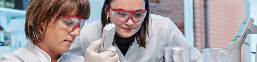zwei Frauen arbeiten in einem Chemielabor