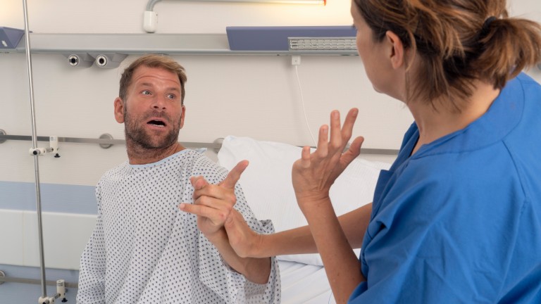 Ein Patient greift im Krankenhaus eine Pflegerin an.